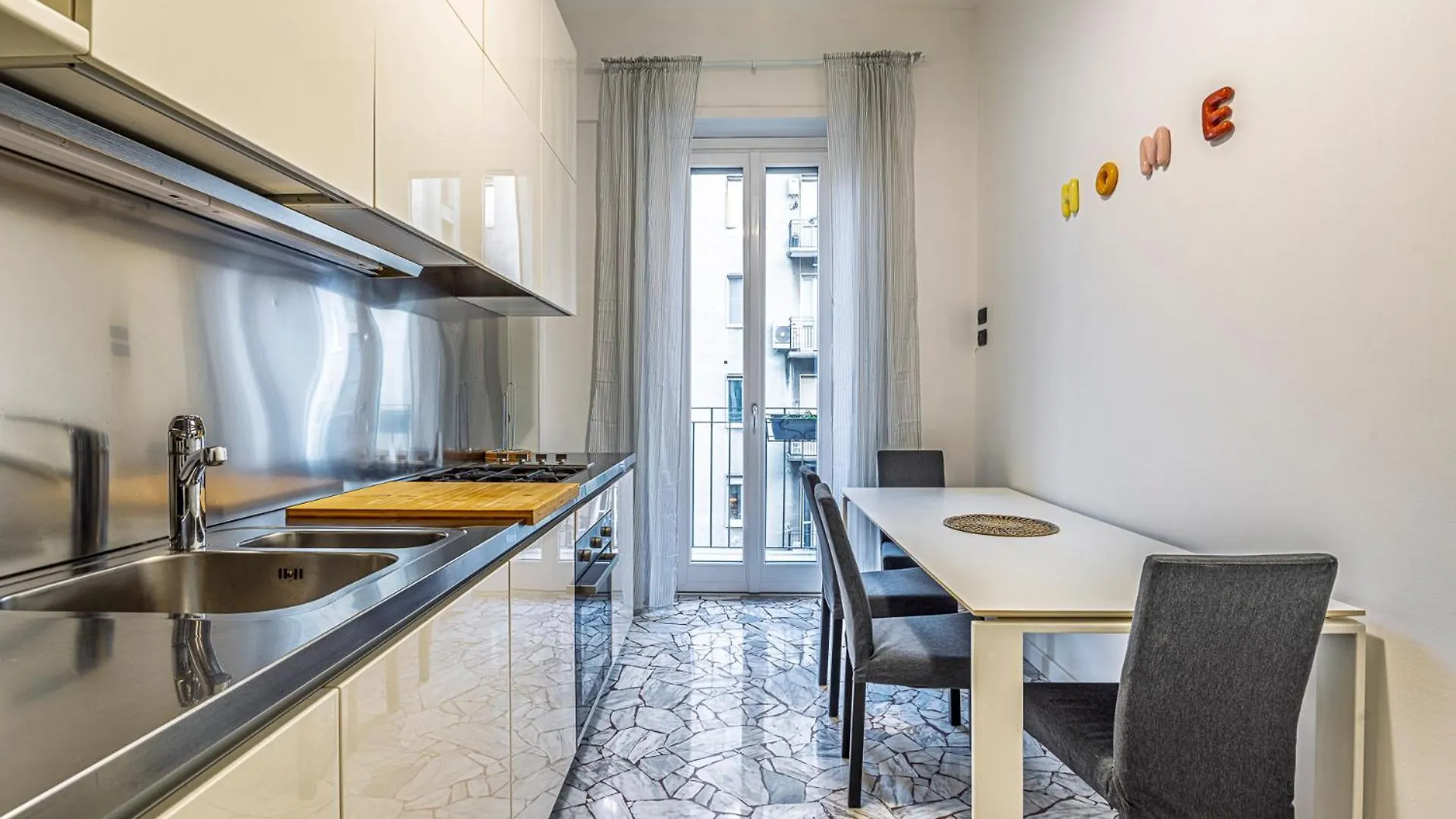 Luxury 4 Bedrooms Apartment In The Center Of Milan Italy