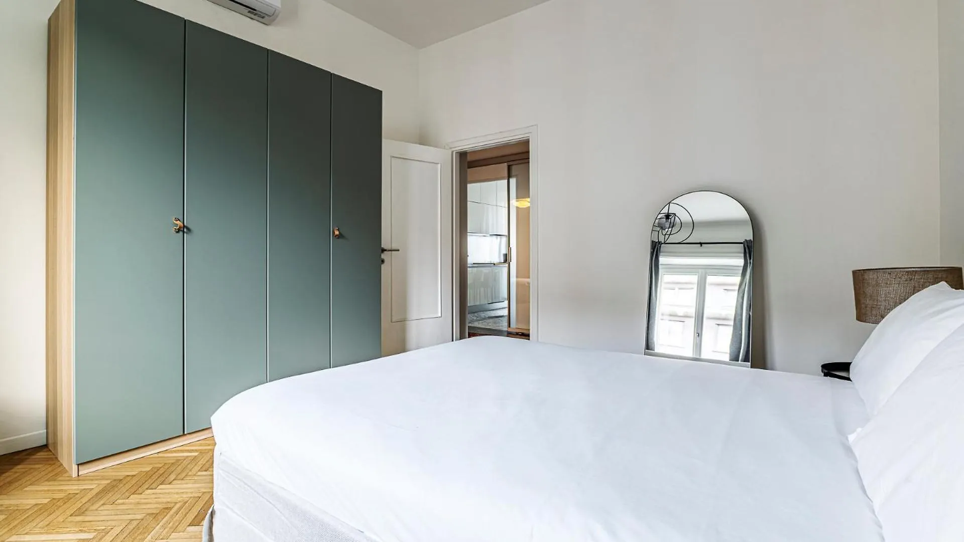 Luxury 4 Bedrooms Apartment In The Center Of Milan
